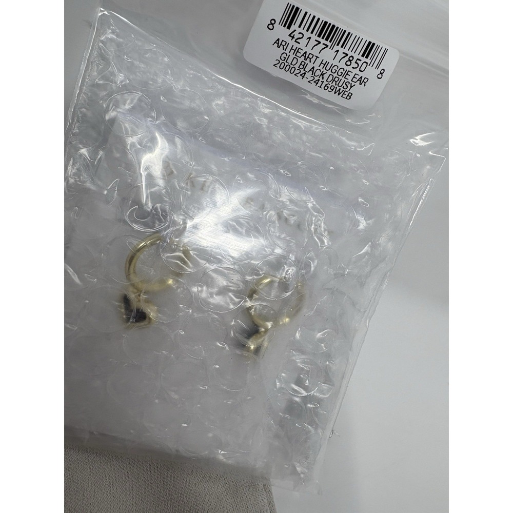 Kendra Scott Ari Heart Gold Huggie Earrings in Black Drusy - Picture 2 of 6